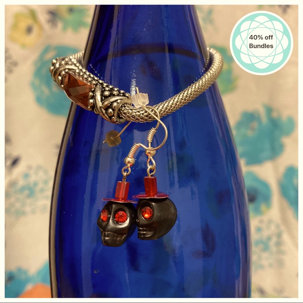 👛 Costume jewelry. Antiquey bracelet & skull earrings